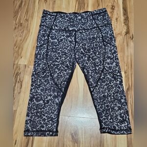 Lululemon Outrun Half Crop in color Mini Lace White/Black - Size 8